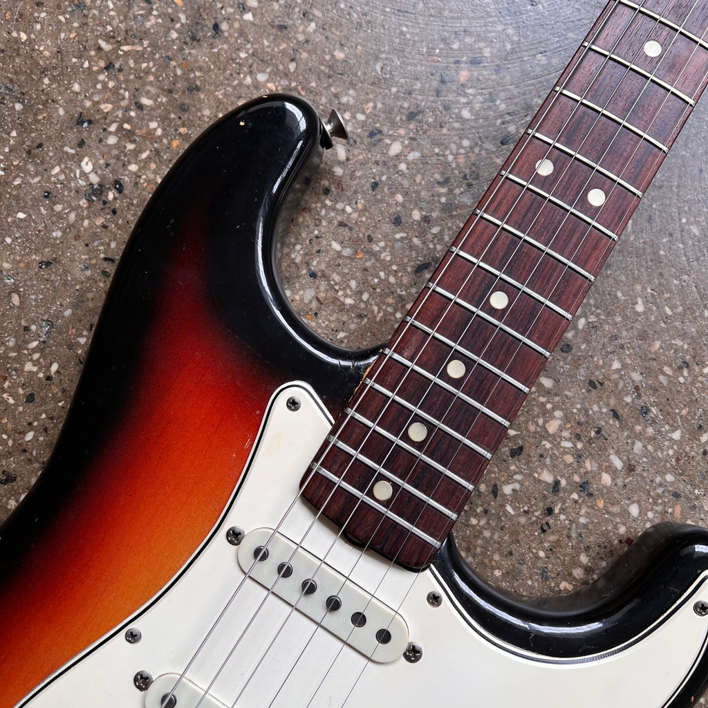 1965 Fender Stratocaster Vintage Electric Guitar Three Tone Sunburst - 3