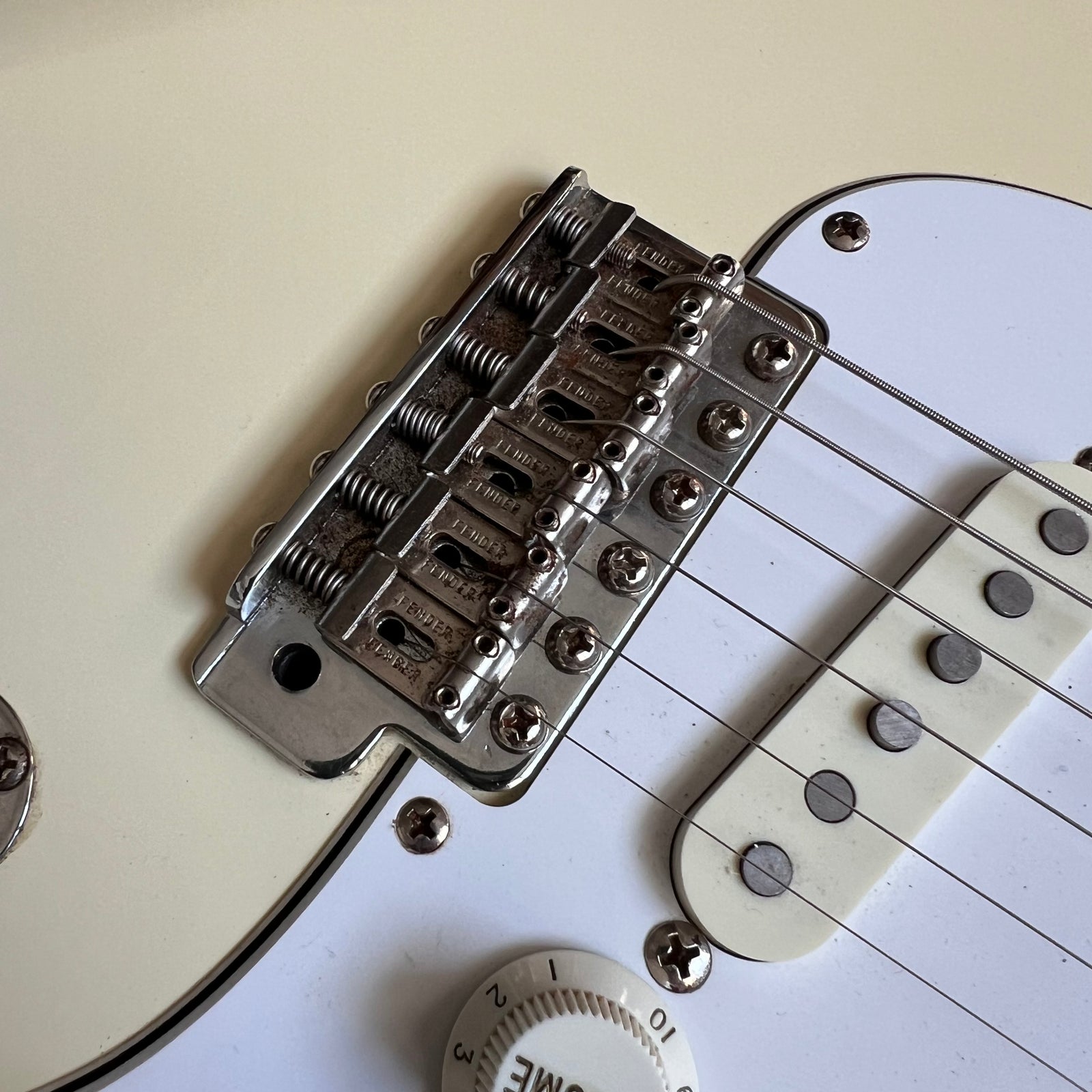 1985 Fender ST62-55 Stratocaster Specs - Vintage White | Tone Wolf 1985 Fender ST62-55 Stratocaster Specs - Vintage White | Tone Wolf
