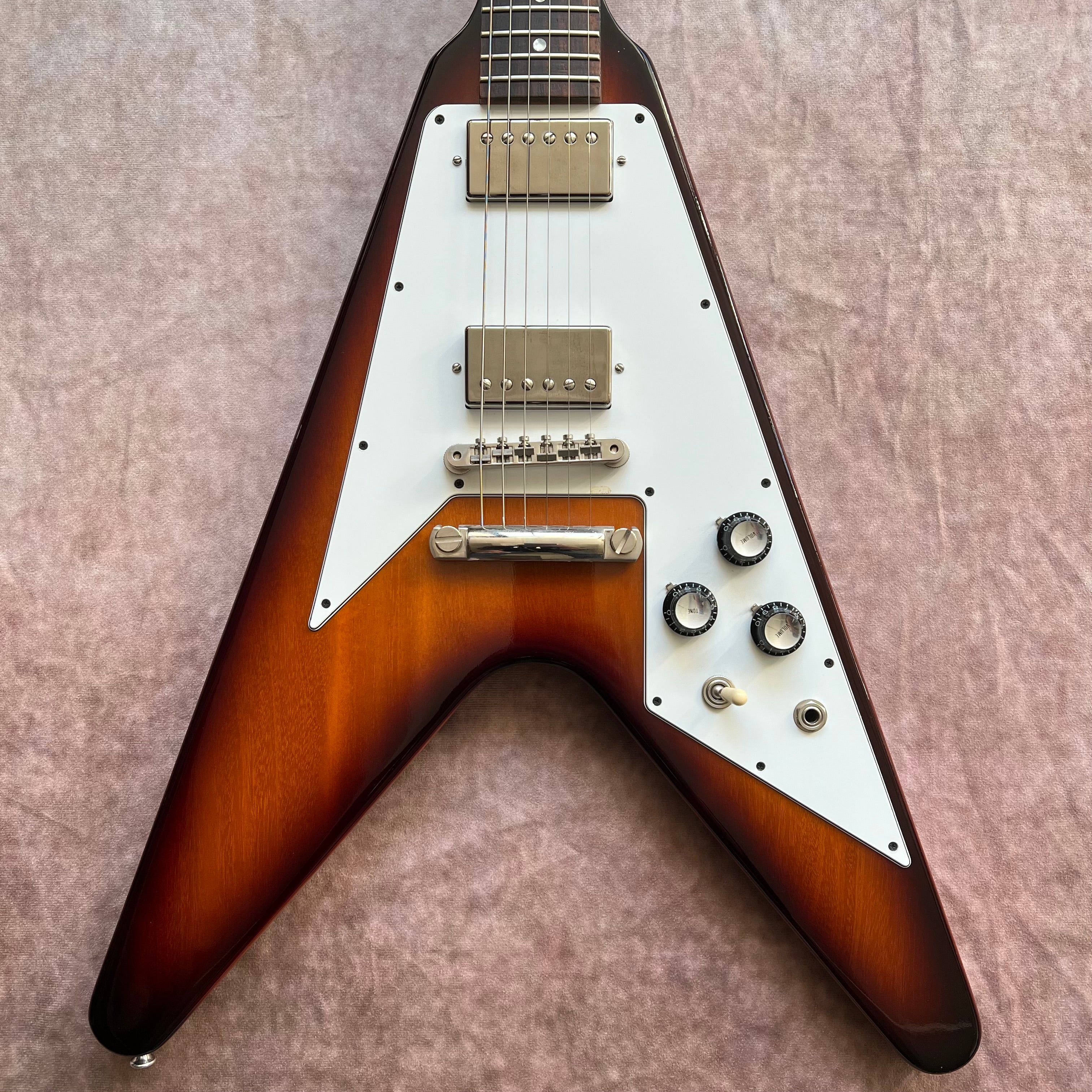 Gibson Custom Shop '67 Flying V 2016 - Vintage Sunburst | Tone Wolf