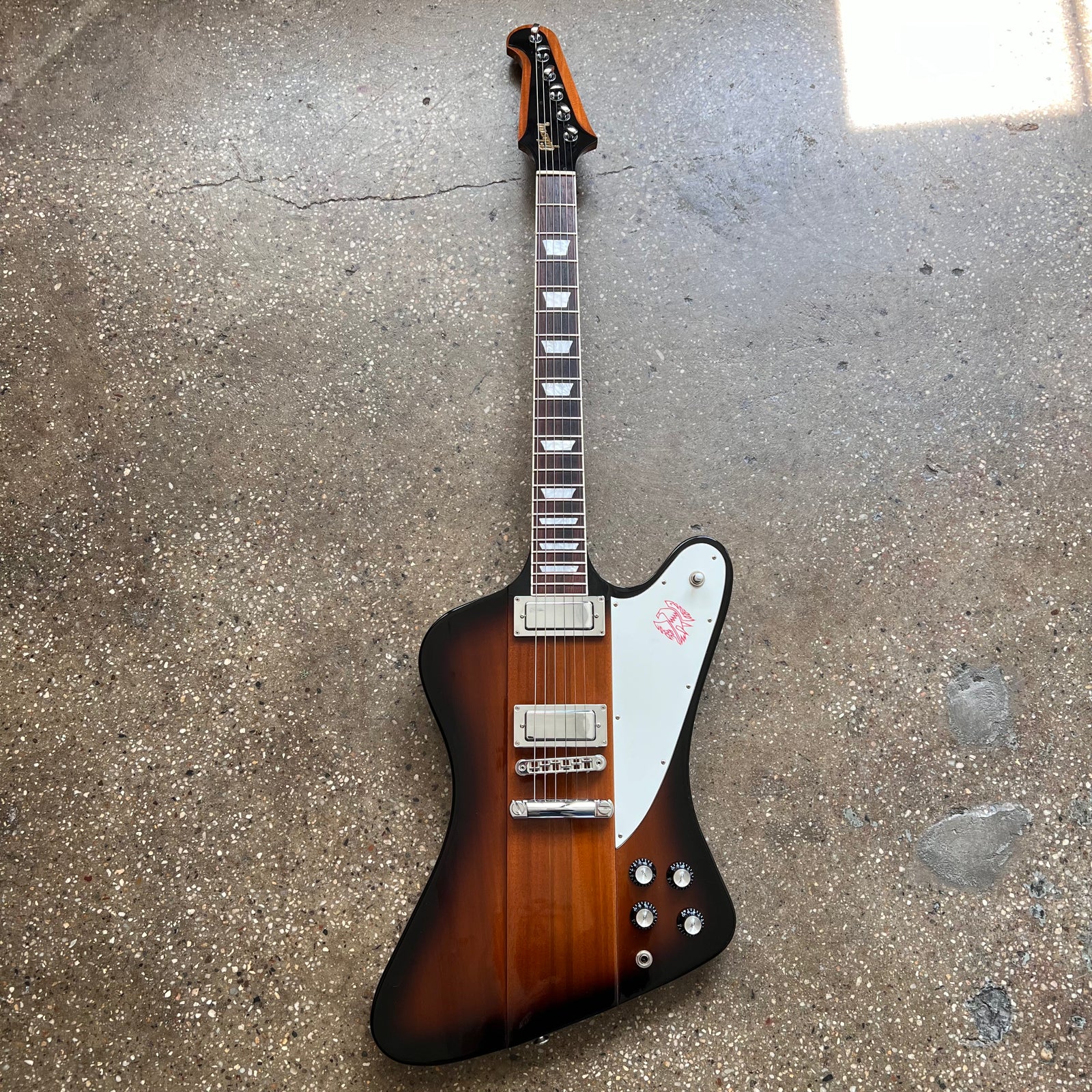 tobacco sunburst firebird Gibson Platypus, The Gibson Firebird rocks a reverse body and headstock design as originally introduced in 1963 and was Gibsons rst neck Gibson Firebird Platypus - Tobacco