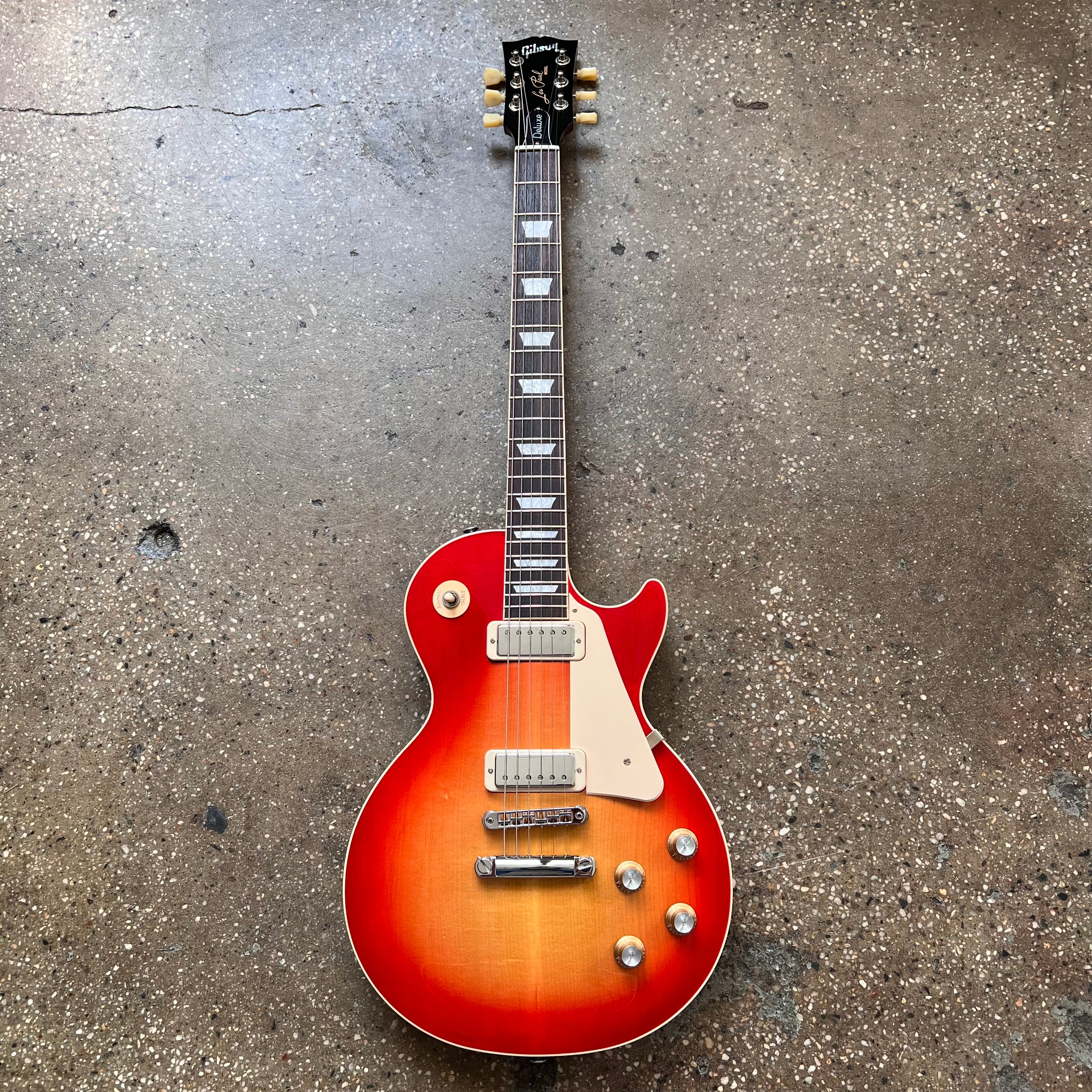Gibson 70s Les Paul Deluxe 2022 - Cherry Sunburst | Tone Wolf
