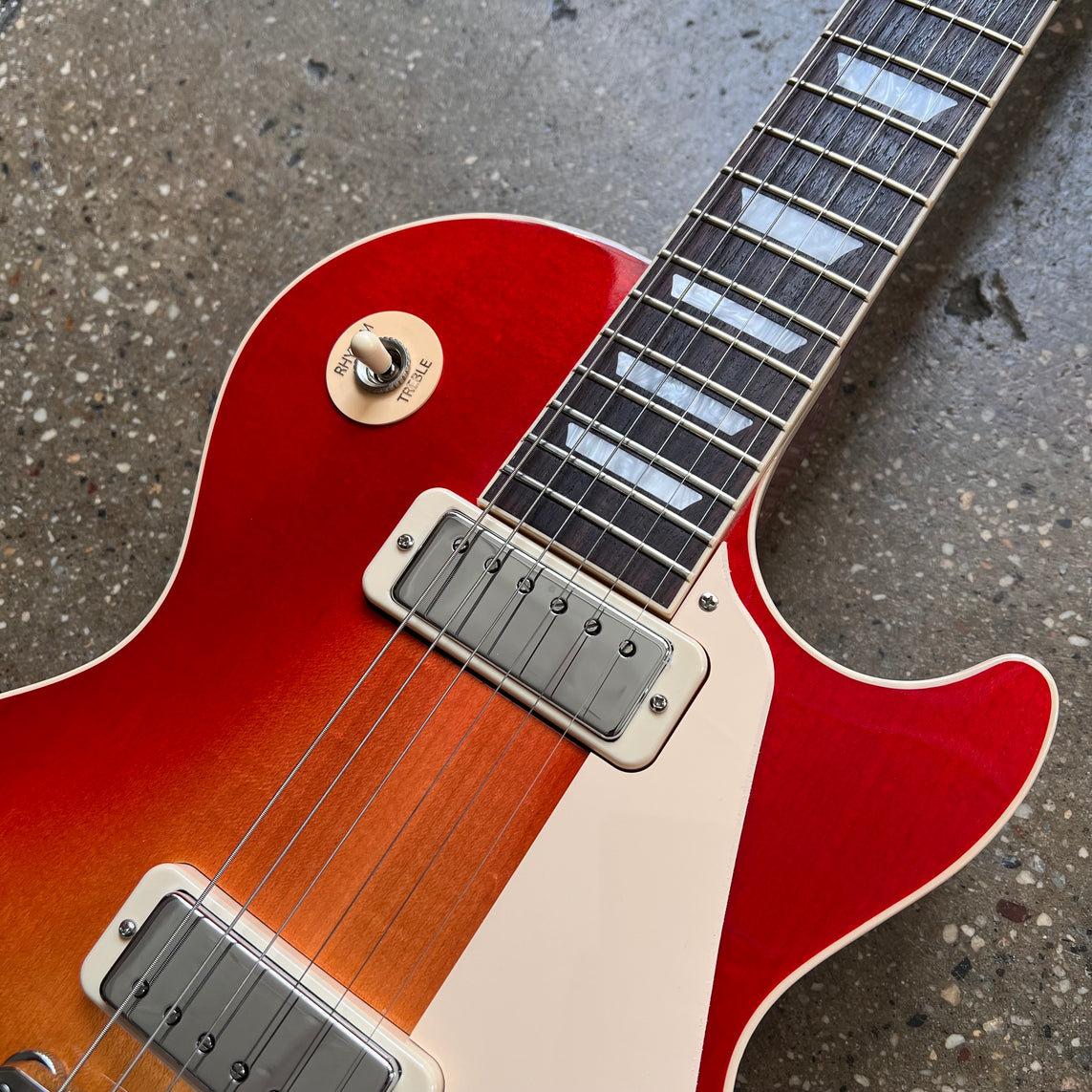 Gibson 70s Les Paul Deluxe 2022 - Cherry Sunburst | Tone Wolf