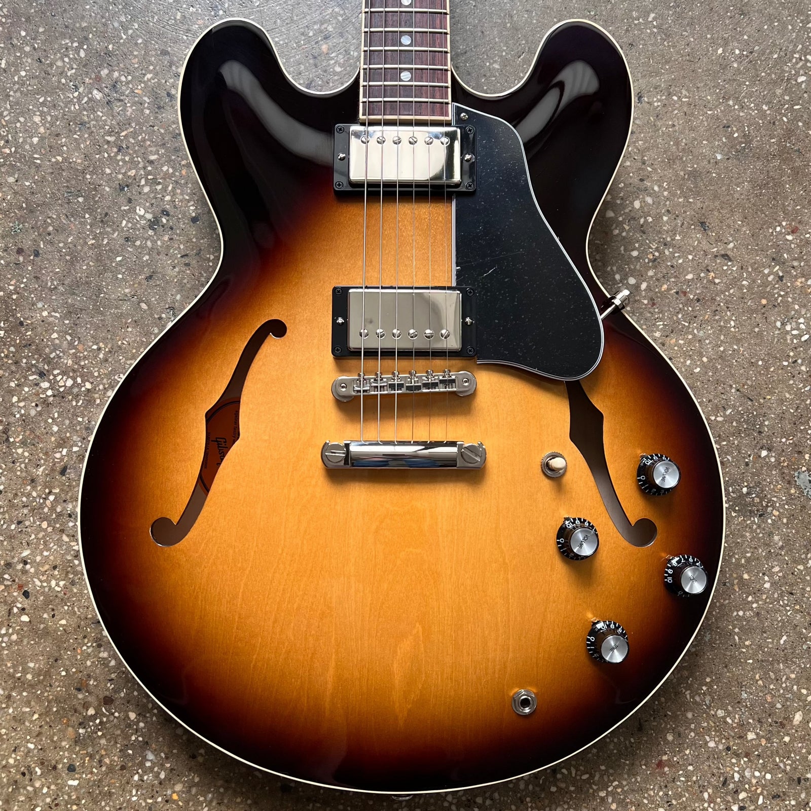 2022年製 Gibson ES-335 Vintage Burst クロサワ 2022 Gibson ES-335 Specs - Vintage Burst | Tone Wolf