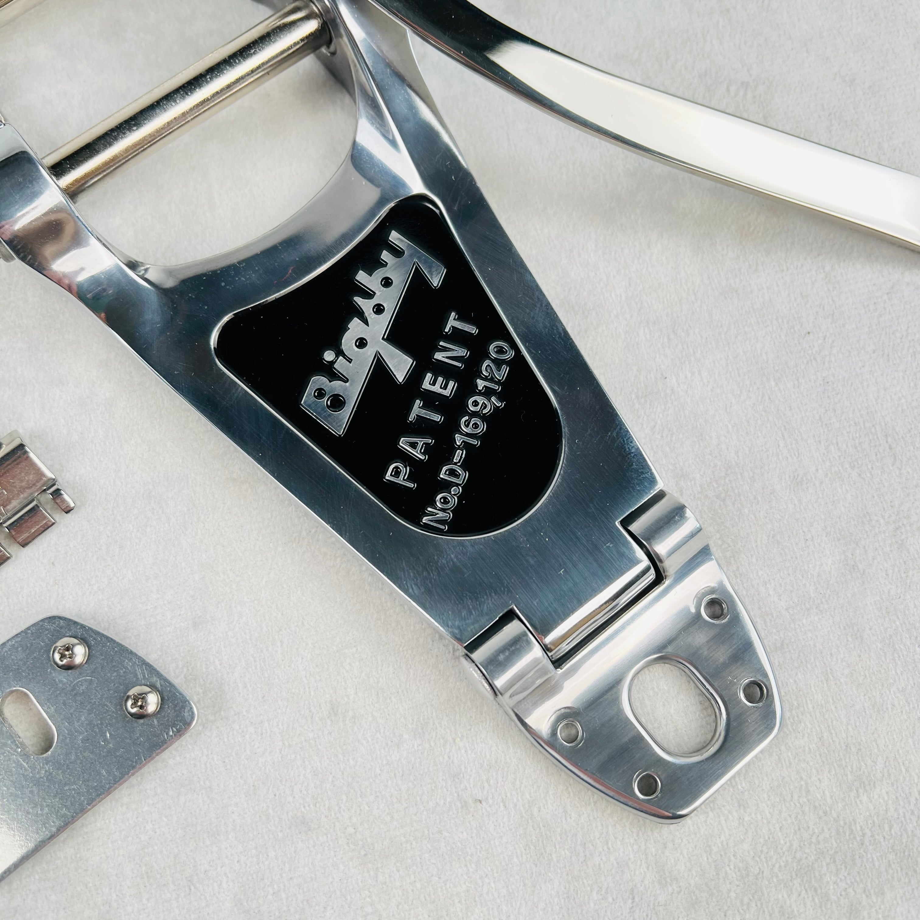 Bigsby B7 Vibrato Tailpiece with Vibramate V7-LP Adapter & Spoiler
