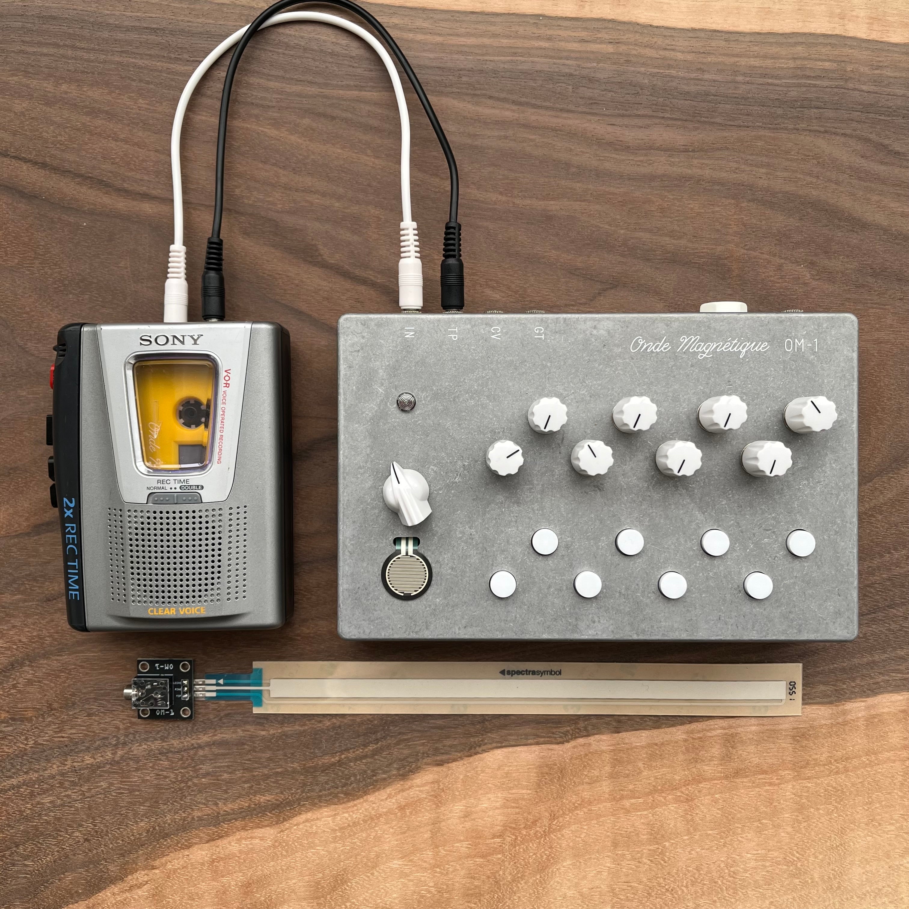 通販生活 ファッション Magnétique Onde OM-1 Wolf Tone | 2021 SYNTHESIZER CASSETTE 鍵盤楽器