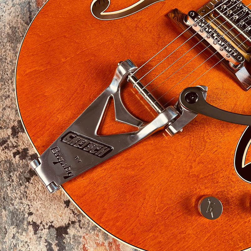 Gretsch G6120T-BSSMK Brian Setzer Signature Nashville Hollow Body '59 "Smoke" with Bigsby - Smoke Orange - Lifestyle Bigsby