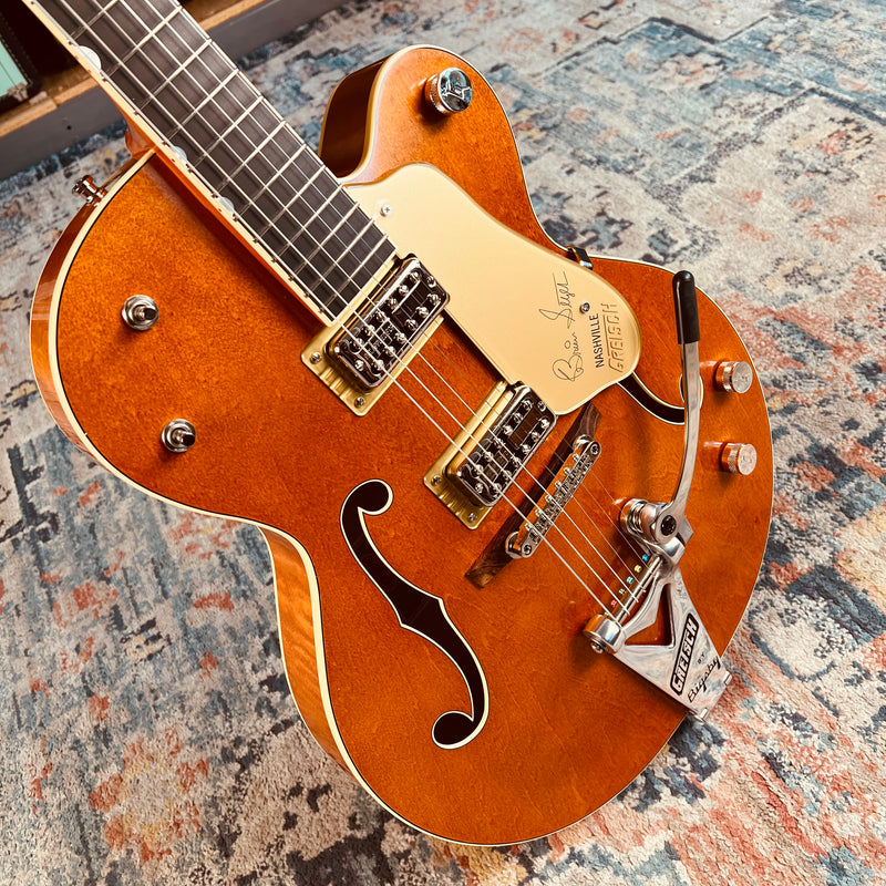 Gretsch G6120T-BSSMK Brian Setzer Signature Nashville Hollow Body '59 "Smoke" with Bigsby - Smoke Orange - Lifestyle - Body Perspective
