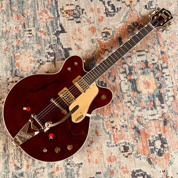 Gretsch G6122T-62 Vintage Select Edition '62 Chet Atkins Country Gentleman Hollow Body with Bigsby - Walnut Stain - Lifestyle Full Front