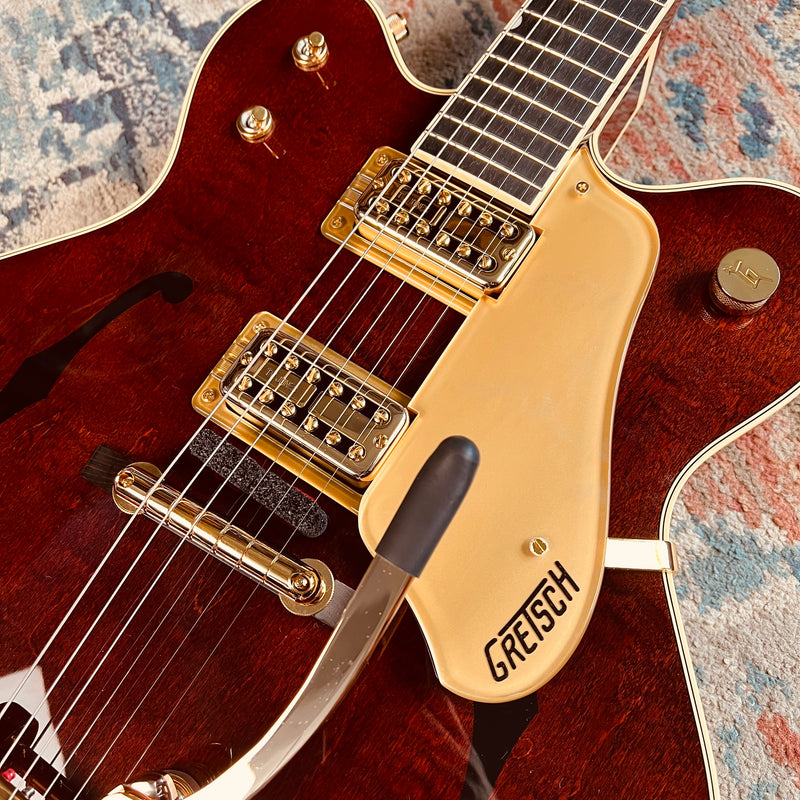 Gretsch G6122T-62 Vintage Select Edition '62 Chet Atkins Country Gentleman Hollow Body with Bigsby - Walnut Stain - Lifestyle Close up