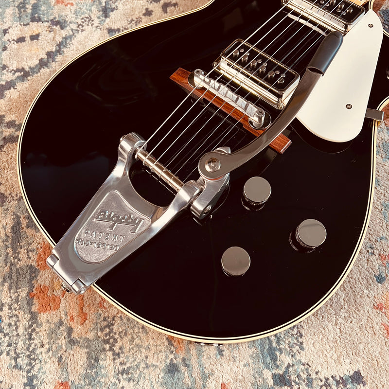 Gretsch G6128T-53 Vintage Select '53 Duo Jet with Bigsby - Black - Lifestyle Bigsby