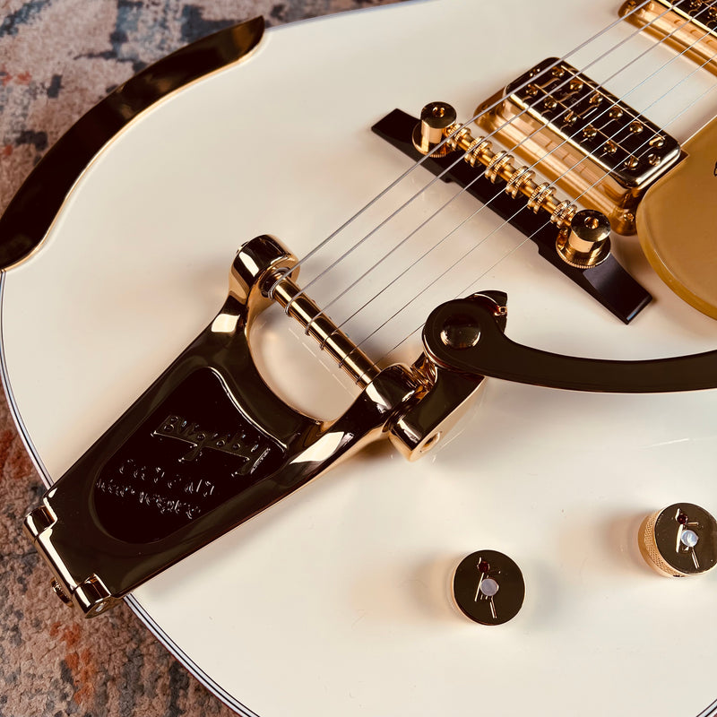 Gretsch G6134T-58 Vintage Select '58 Penguin with Bigsby - Vintage White - Lifestyle Bigsby