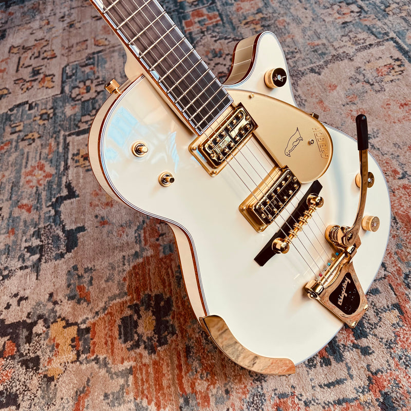 Gretsch G6134T-58 Vintage Select '58 Penguin with Bigsby - Vintage White - Lifestyle Body Perspective