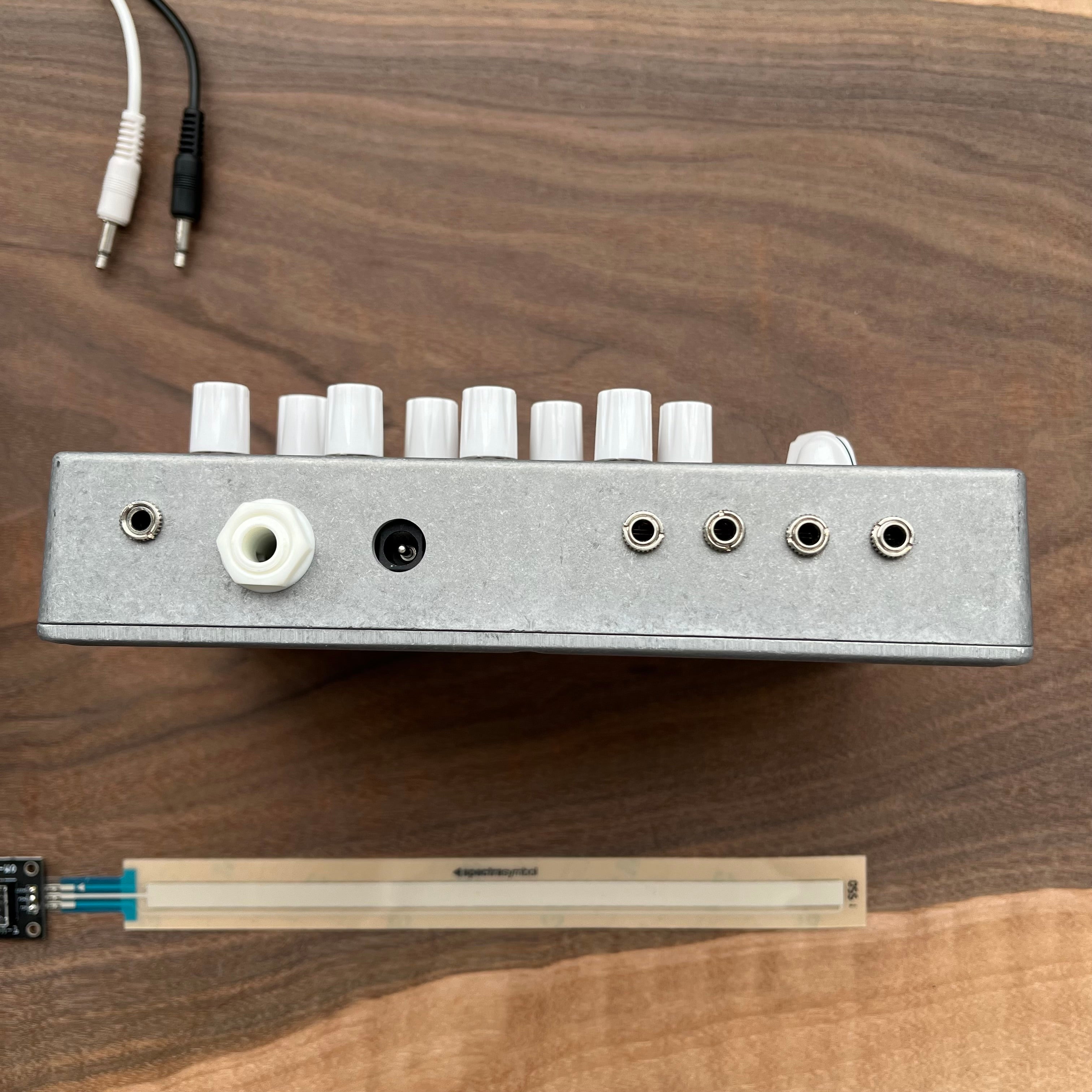 鍵盤楽器 OM-1 CASSETTE SYNTH Onde Magntique OM-1 Cassette Synth (black & gold) — Onde Magnétique