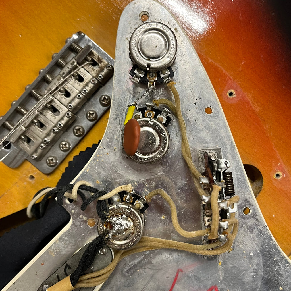 1965 Fender Stratocaster Vintage Electric Guitar Three Tone Sunburst - 15